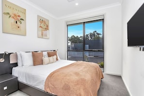 4 bedrooms, iron/ironing board, Internet, bed sheets