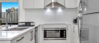 Modern 4-bedroom Costal Retreat - Minutes from Aldinga's Drive on Beach