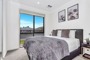 4 makuuhuonetta, silitysrauta/-lauta, internet, vuodevaatteet