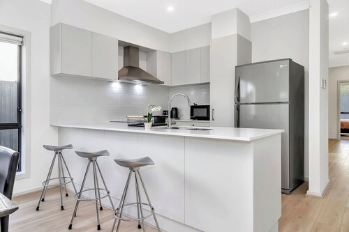 Modern 4-bedroom Costal Retreat - Minutes from Aldinga's Drive on Beach