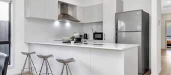 Modern 4-bedroom Costal Retreat - Minutes from Aldinga's Drive on Beach