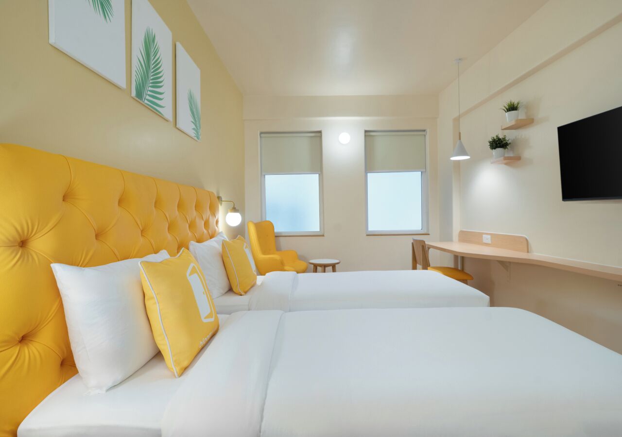 Deluxe Twin Room | In-room safe, desk, laptop workspace, iron/ironing board