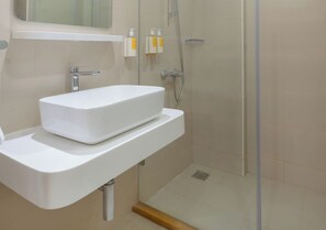 Shower, rainfall showerhead, free toiletries, hair dryer