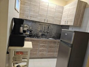Kühlschrank, Mikrowelle, Ofen, Geschirrspüler