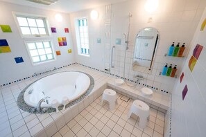 Regadera, secadora de cabello, bidet, toallas 