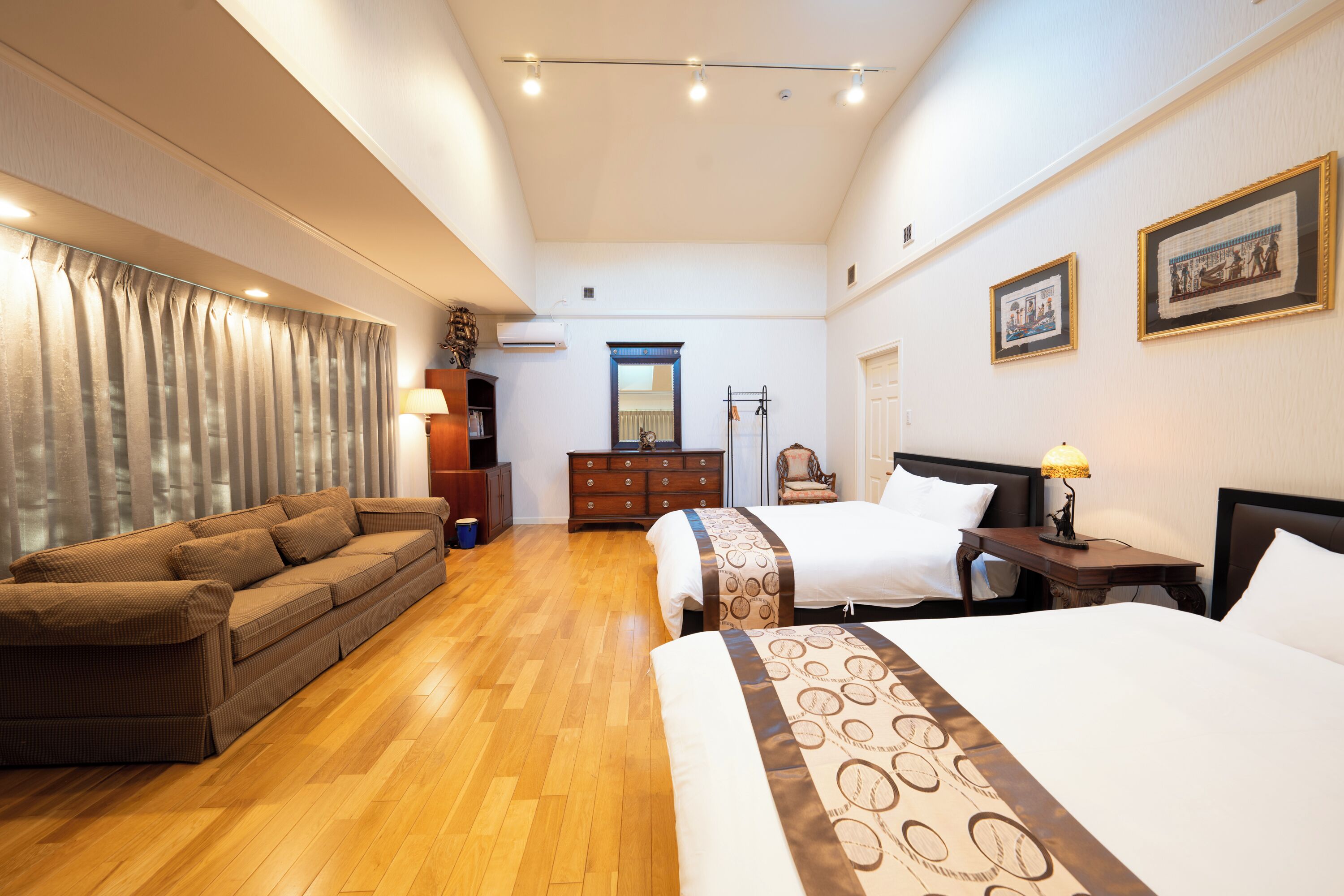 4 bedrooms, desk, iron/ironing board, free WiFi