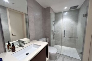 Superior Apartment, 2 Bedrooms, Balcony, City View | Bathroom | Hair dryer, towels, soap, shampoo