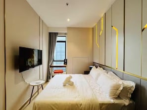 Departamento superior, 2 habitaciones, cocina, vista a la ciudad | Escritorio, espacio para trabajar con laptop y wifi gratis