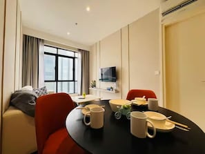 Departamento superior, 2 habitaciones, cocina, vista a la ciudad | Servicio a la habitación