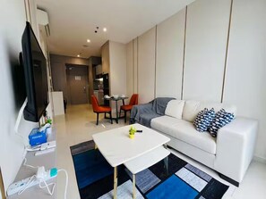 Leilighet – superior, 2 soverom, kjøkken, byutsikt | Oppholdsområde | En 35-tommers TV med kabel-kanaler samt kontorer