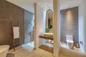 Dusche, Haartrockner, Bidet, Handtücher