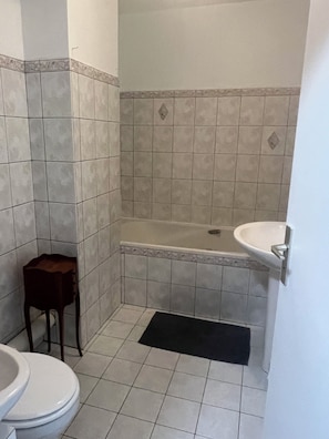 Handtücher, Seife, Toilettenpapier