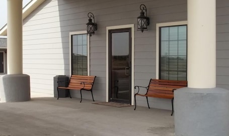 Exterior. Southern Inn & Suites