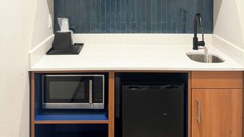 Full-sized fridge, microwave, stovetop