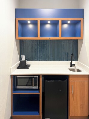 Full-size fridge, microwave, stovetop - Crystal Inn - NorthWest - 290 (Houston)