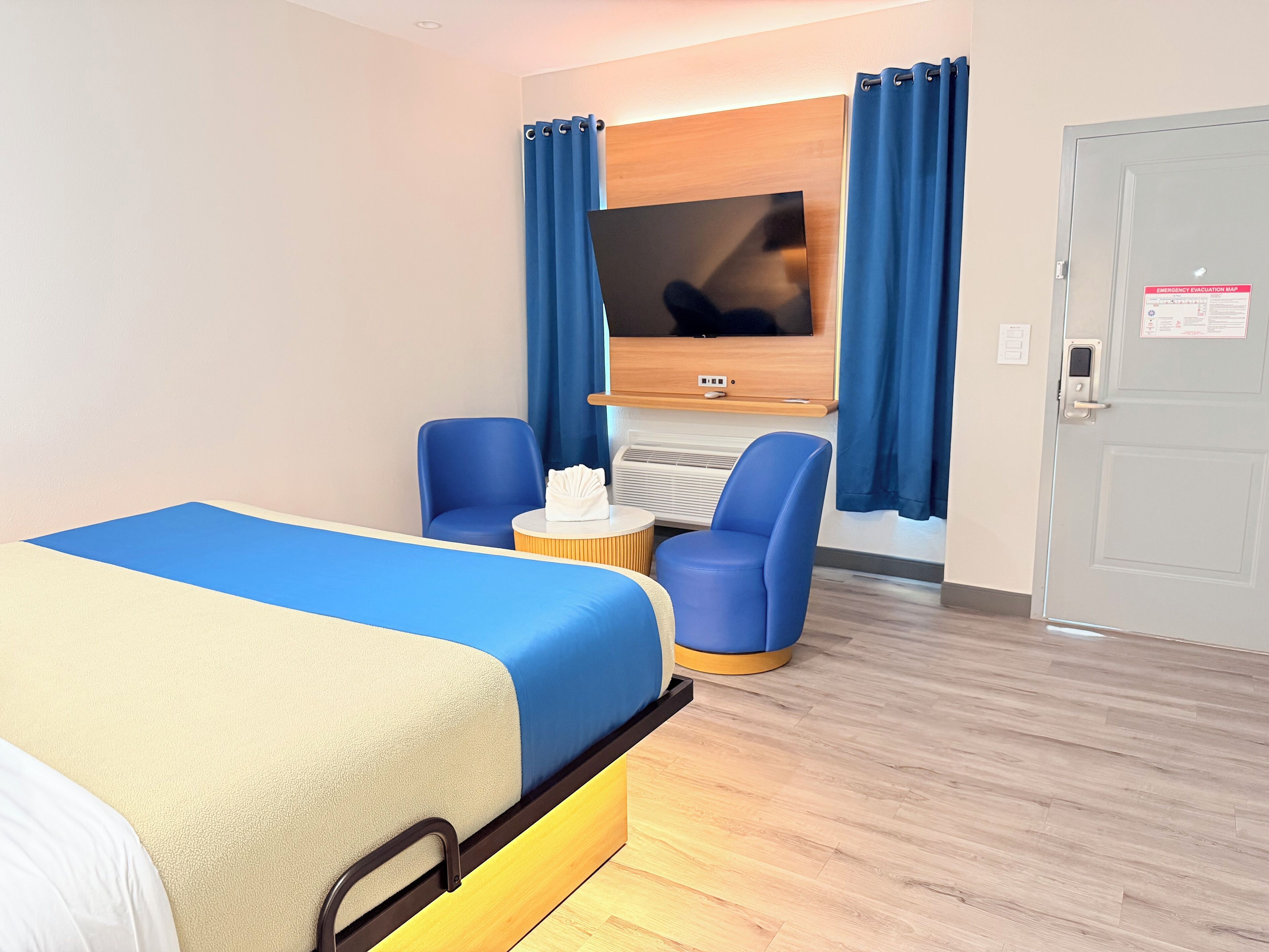 Ropa de cama de alta calidad, colchones con efecto memoria y escritorio 