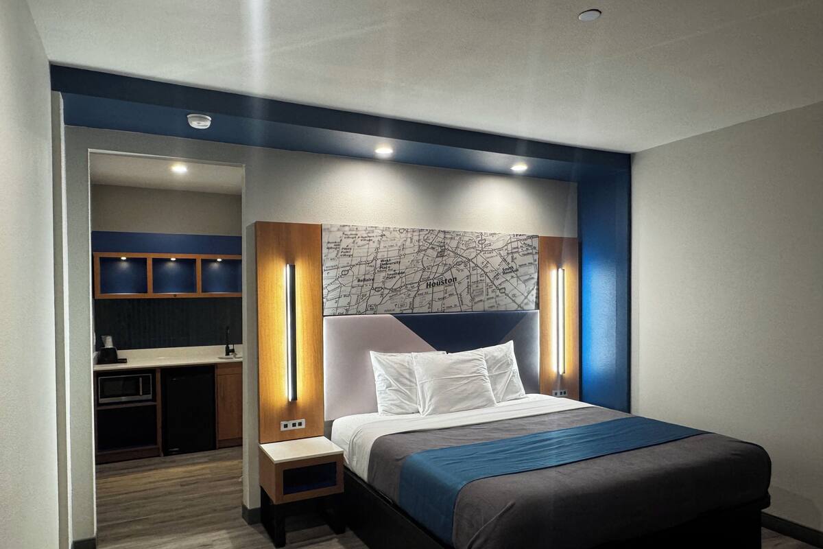 Deluxe Single Room | Desk, laptop workspace, blackout drapes, soundproofing