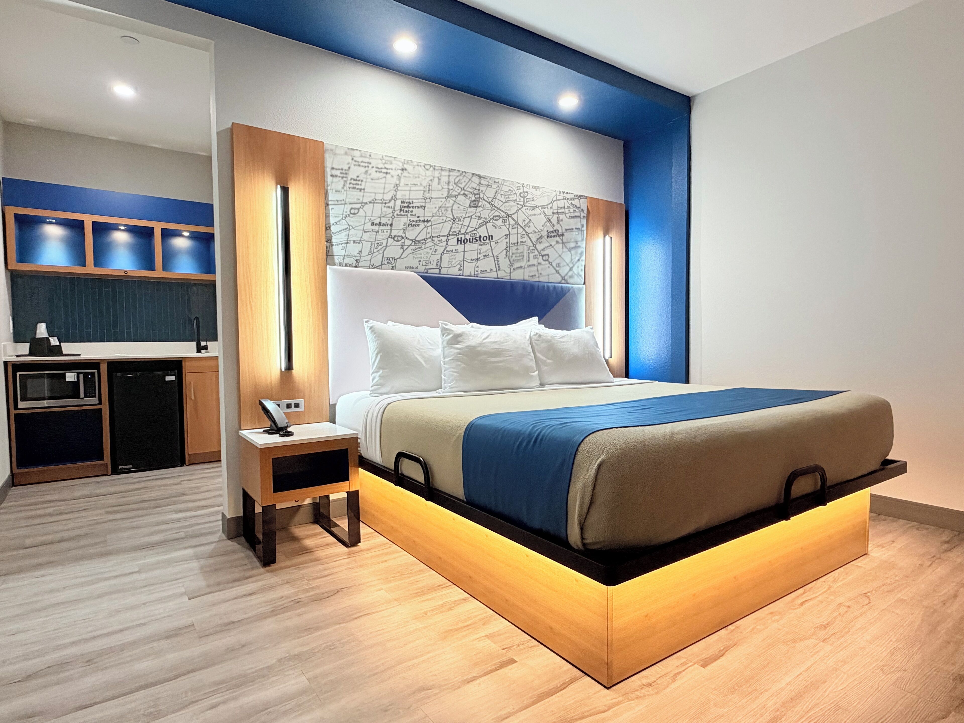 华丽单人房 | 高档床上用品、记忆海绵床垫、办公桌、笔记本电脑工作区