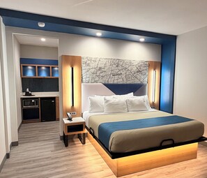 Premium bedding, memory-foam beds, desk, laptop workspace - Crystal Inn - NorthWest - 290 (Houston)