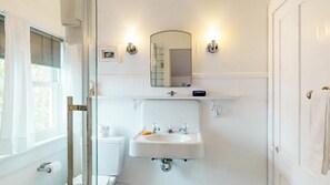 Sèche-cheveux, serviettes fournies