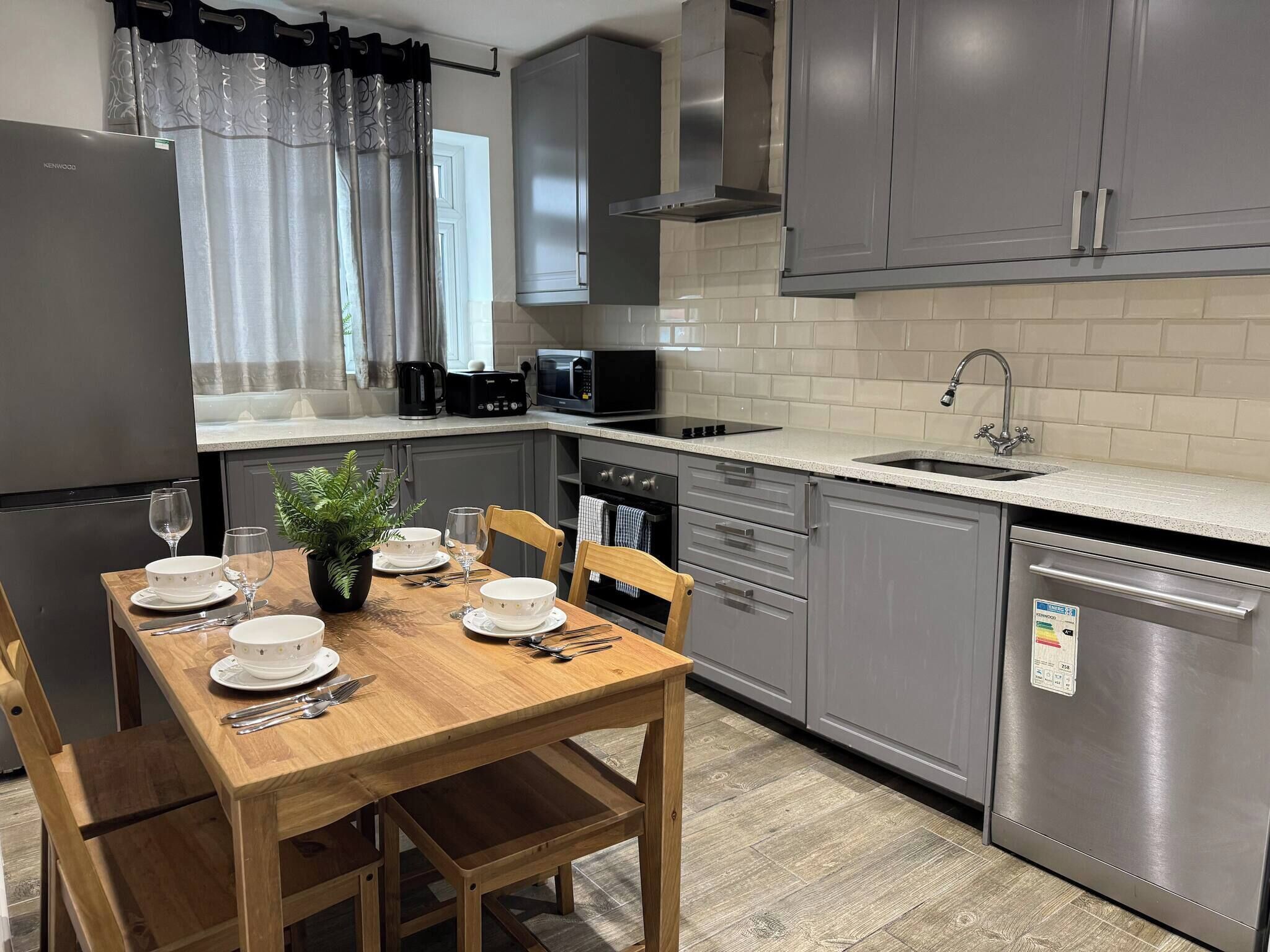 Fridge, microwave, stovetop, dishwasher