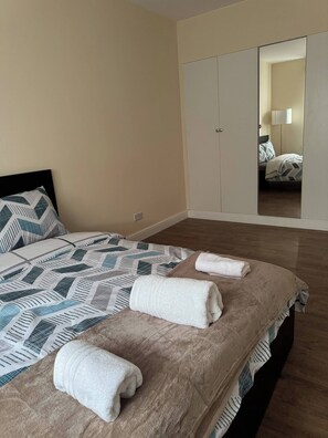 2 bedrooms, iron/ironing board, internet, bed sheets