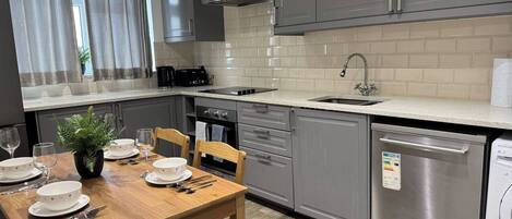 Réfrigérateur, four à micro-ondes, surface de cuisson, lave-vaisselle