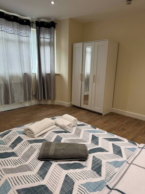 2 bedrooms, iron/ironing board, Internet, bed sheets
