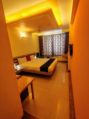 Quarto casal luxo, sacada, vista para a cidade | Escrivaninha, espaço de trabalho para notebook, Wi-Fi de cortesia