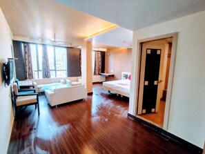 Suíte, sacada, vista para a cidade | Escrivaninha, espaço de trabalho para notebook, Wi-Fi de cortesia