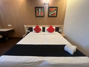 Quarto casal clássico, para não fumantes | Escrivaninha, espaço de trabalho para notebook, Wi-Fi de cortesia