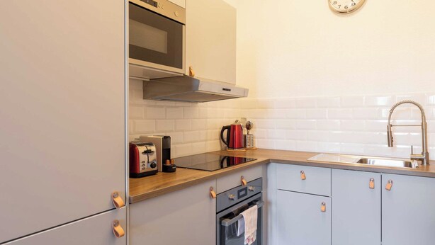 A compact kitchen with a microwave, toaster, kettle, and oven. - Dify Magique - Part Dieu (Villeurbanne)