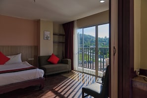 Habitación familiar, balcón, vistas a la ciudad | Caja fuerte, escritorio, espacio para trabajar con un portátil