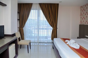 Habitació doble Deluxe, balcó, vistes a la muntanya | Caixa forta a l'habitació i escriptori 