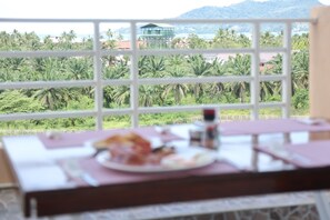 Petit déjeuner buffet (250 THB par personne)