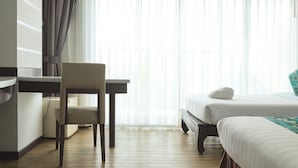 Habitación de hotel con cama, escritorio y silla.