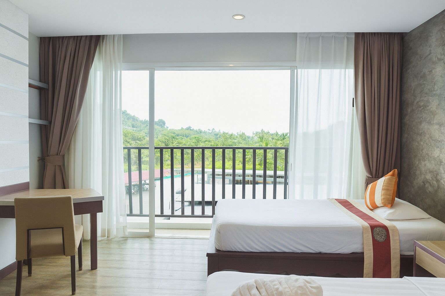 Kolmen hengen huone, parveke, kaupunkinäköala | Näkymä vuoristoon