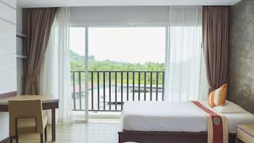 Kolmen hengen huone, parveke, kaupunkinäköala | Näkymä vuoristoon