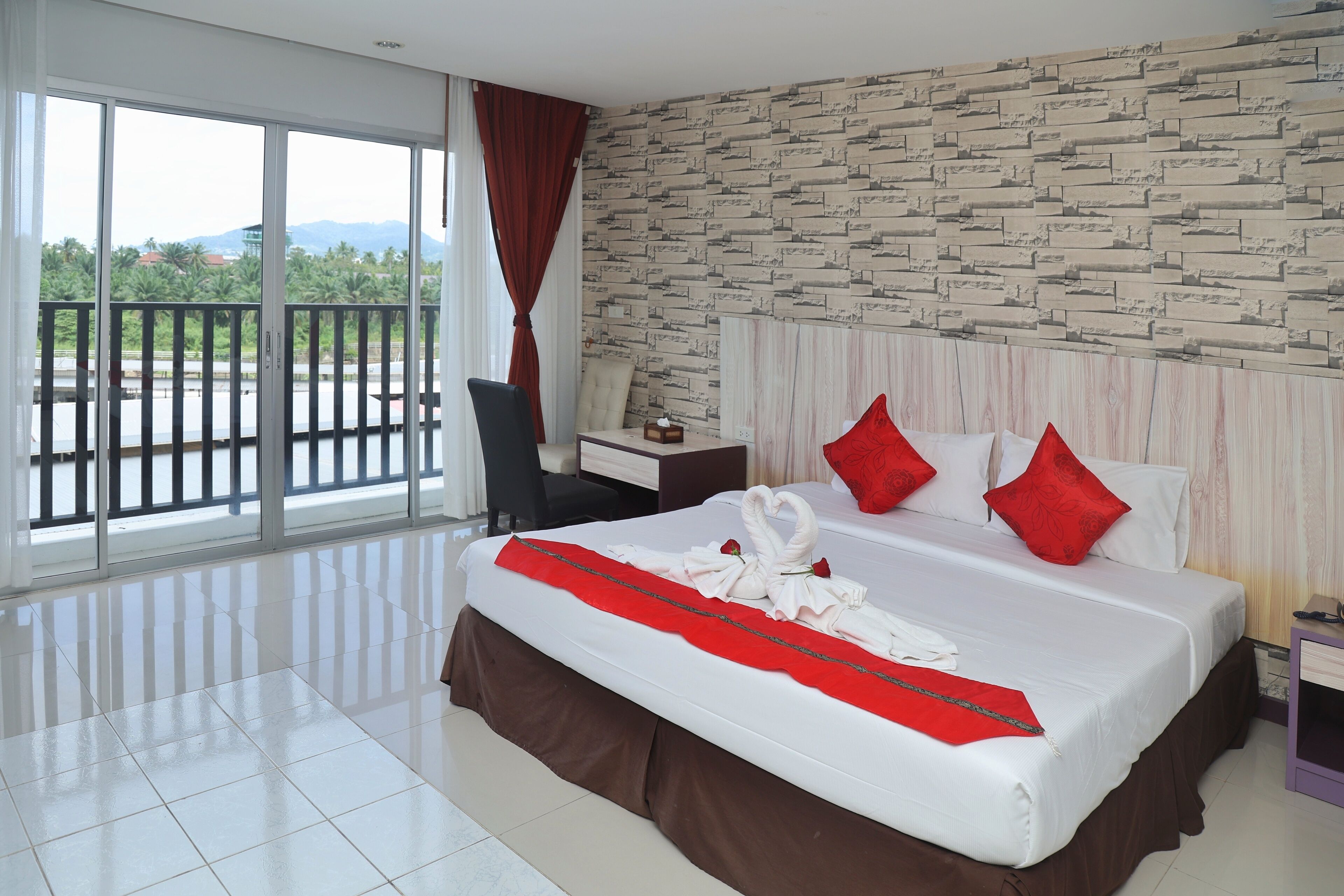 Familiekamer, balkon, uitzicht op de stad | Een kluis op de kamer, een bureau, een laptopwerkplek