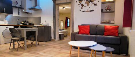 Una televisión, libros