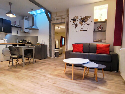 Historic center of Amboise, renovated apartment with free private parking