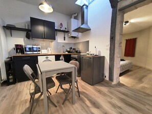 Réfrigérateur, micro-ondes, four, plaque de cuisson