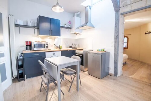 Historic center of Amboise, renovated apartment with free private parking