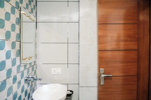 Quarto casal premium, vista para a montanha | Banheiro | Chuveiro, secador de cabelo, chinelos, toalhas de banho