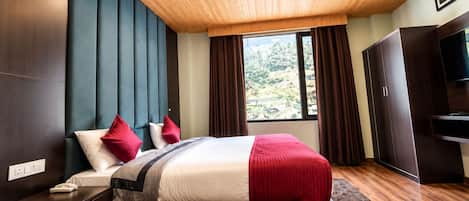 Luxury Studio Suite | Premium bedding, individually decorated, individually furnished, desk