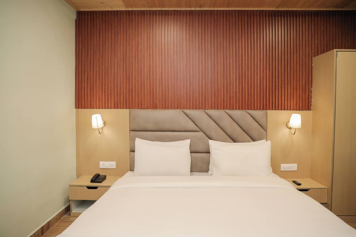 Quarto casal premium, vista para a montanha | Escrivaninha, espaço de trabalho para notebook, Wi-Fi de cortesia