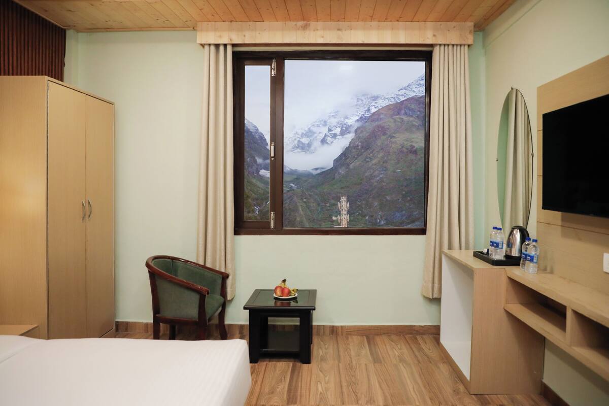Quarto casal superluxo, vista para a montanha | Escrivaninha, espaço de trabalho para notebook, Wi-Fi de cortesia
