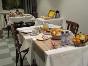 Free daily continental breakfast