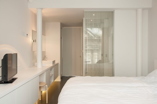 Quarto casal luxo | Escrivaninha, quartos à prova de som, Wi-Fi de cortesia