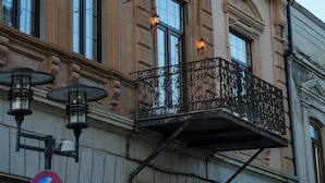Ein Gebäude mit aufwendigen architektonischen Details, darunter Säulen und dekorative Gesimse.
